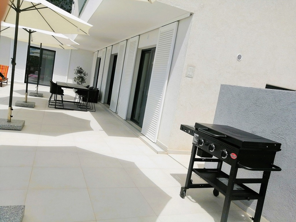 VILLA WITH POOL AND SEA VIEW