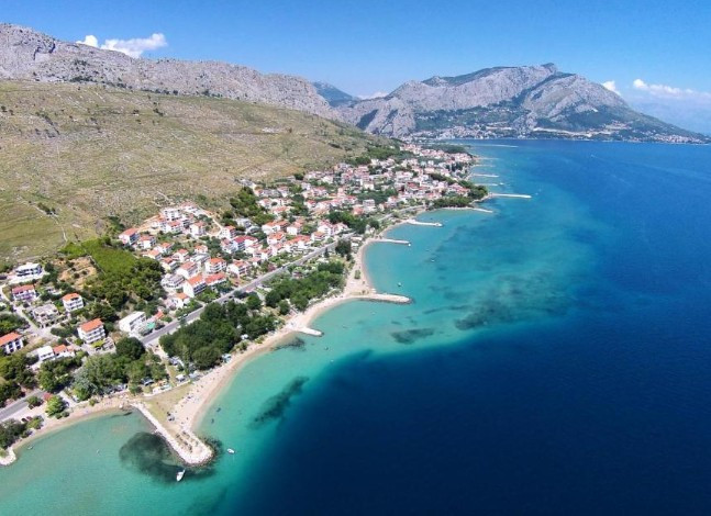 KUĆA SA STANOVIMA BLIZU MORA