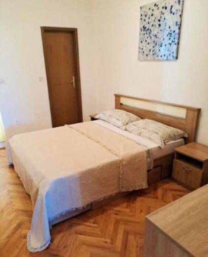 KUĆA SA STANOVIMA BLIZU MORA