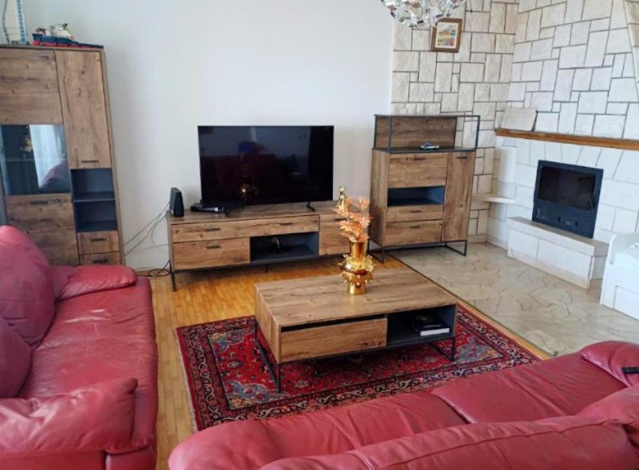KUĆA SA STANOVIMA BLIZU MORA