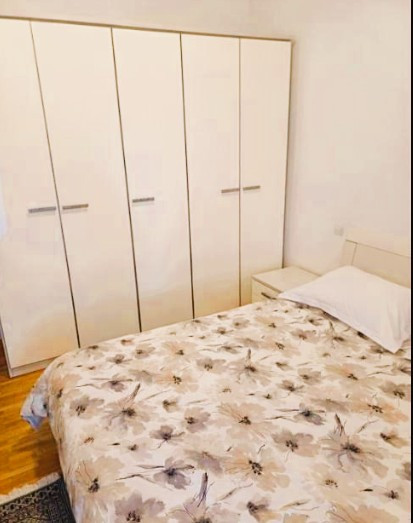 KUĆA SA STANOVIMA BLIZU MORA