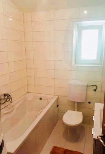 KUĆA SA STANOVIMA BLIZU MORA