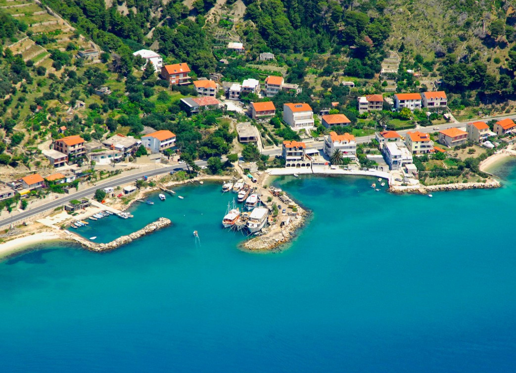 BUILDING LAND  NEAR THE SEA