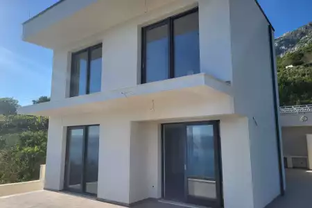 NEWLY BUILT MODERN VILLA