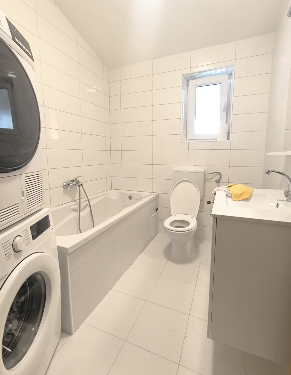 KUĆA SA STANOVIMA BLIZU MORA