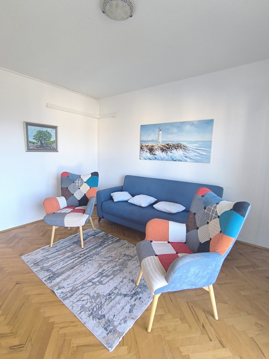 KUĆA SA STANOVIMA BLIZU MORA