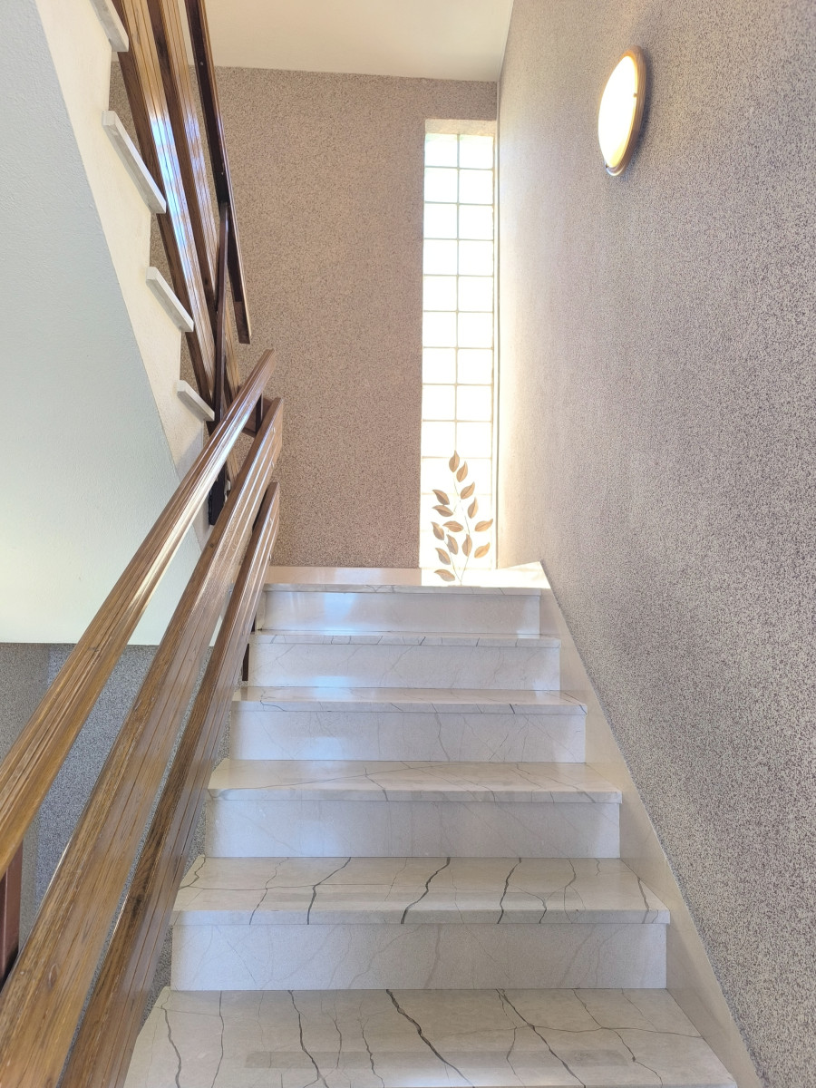 KUĆA SA STANOVIMA BLIZU MORA