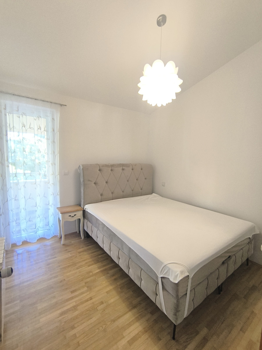 KUĆA SA STANOVIMA BLIZU MORA