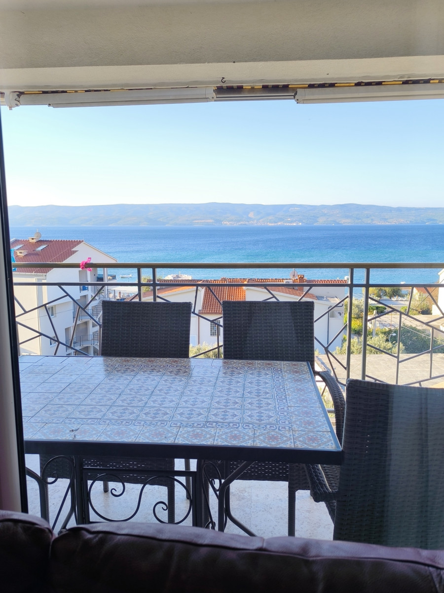 KUĆA SA STANOVIMA BLIZU MORA