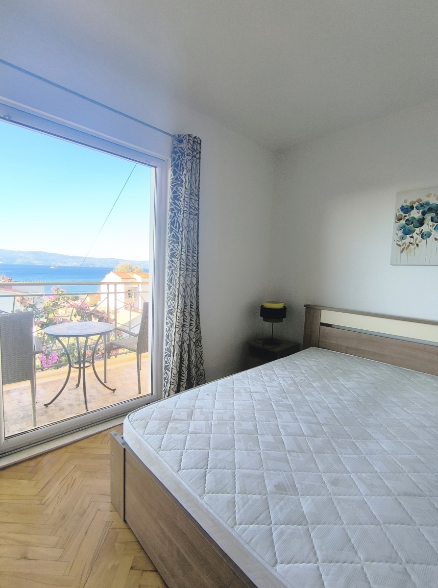 KUĆA SA STANOVIMA BLIZU MORA