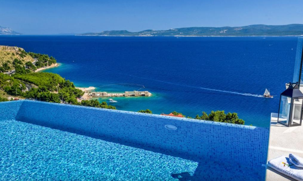 VERMIETUNG EINER LUXUSVILLA