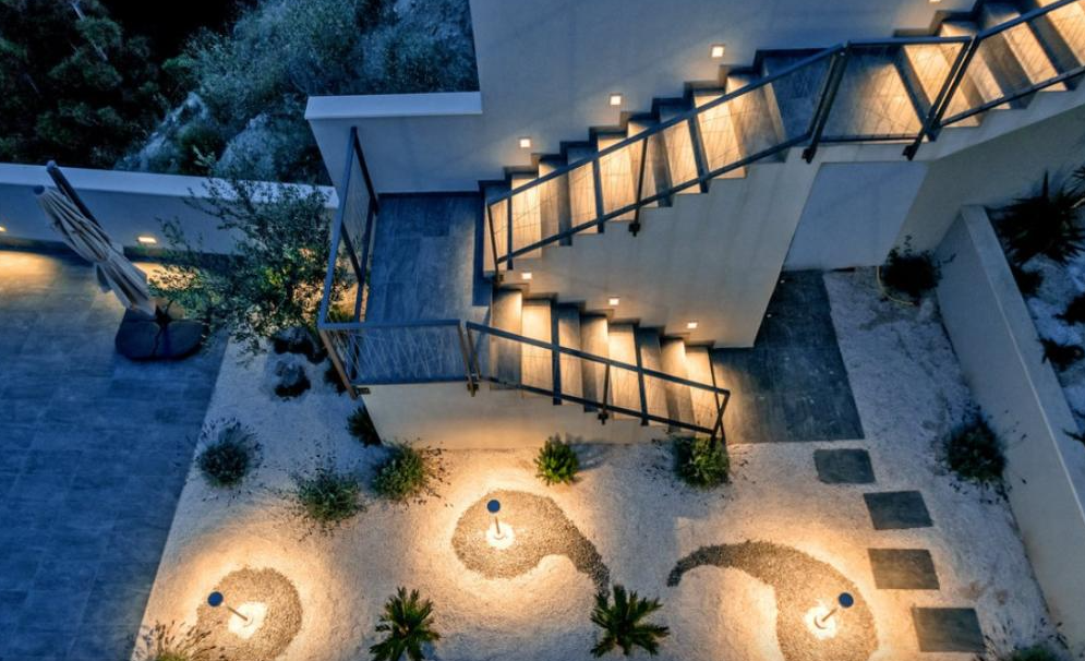 VERMIETUNG EINER LUXUSVILLA