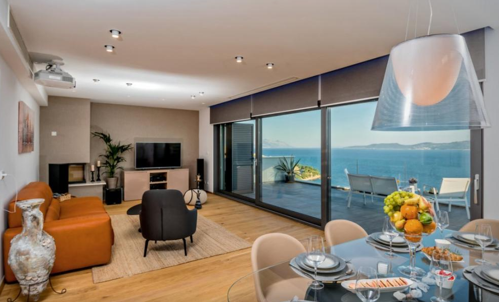 VERMIETUNG EINER LUXUSVILLA