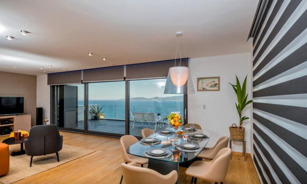 VERMIETUNG EINER LUXUSVILLA