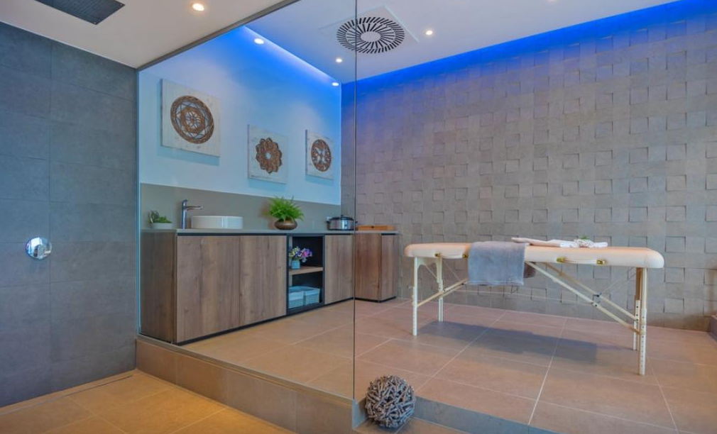 VERMIETUNG EINER LUXUSVILLA