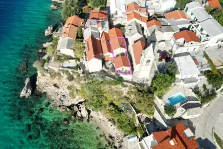 STONE HOUSE FIRST ROW BY THE SEA