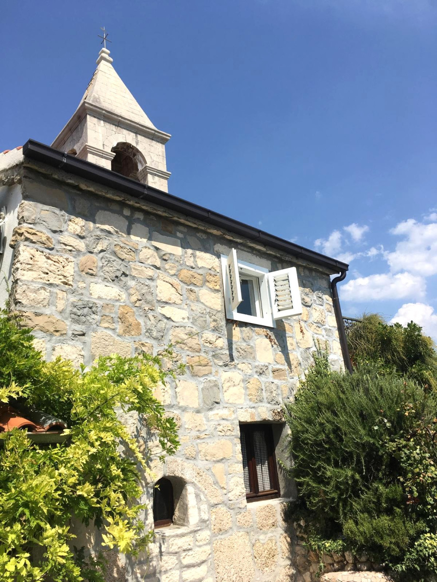STONE HOUSE FIRST ROW BY THE SEA