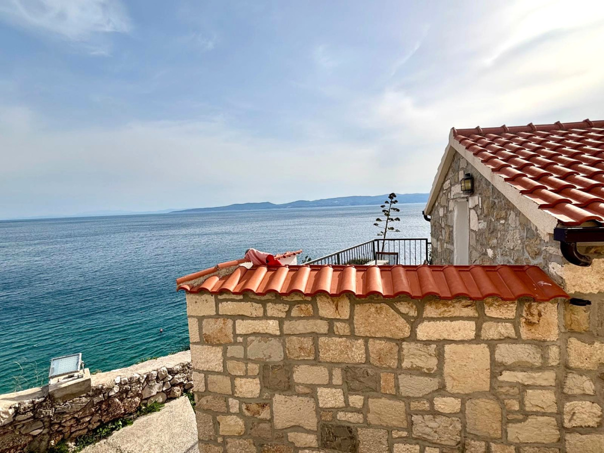 STONE HOUSE FIRST ROW BY THE SEA