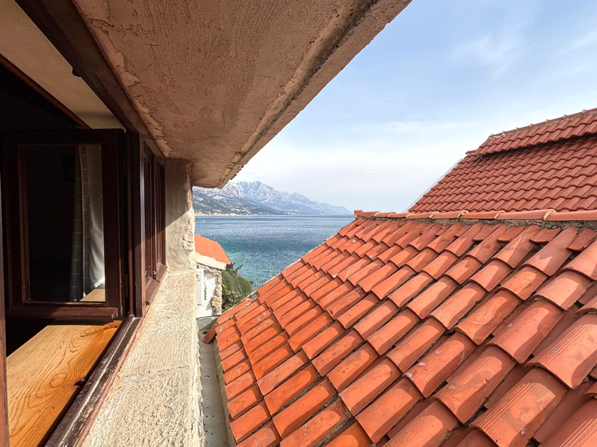 STONE HOUSE FIRST ROW BY THE SEA