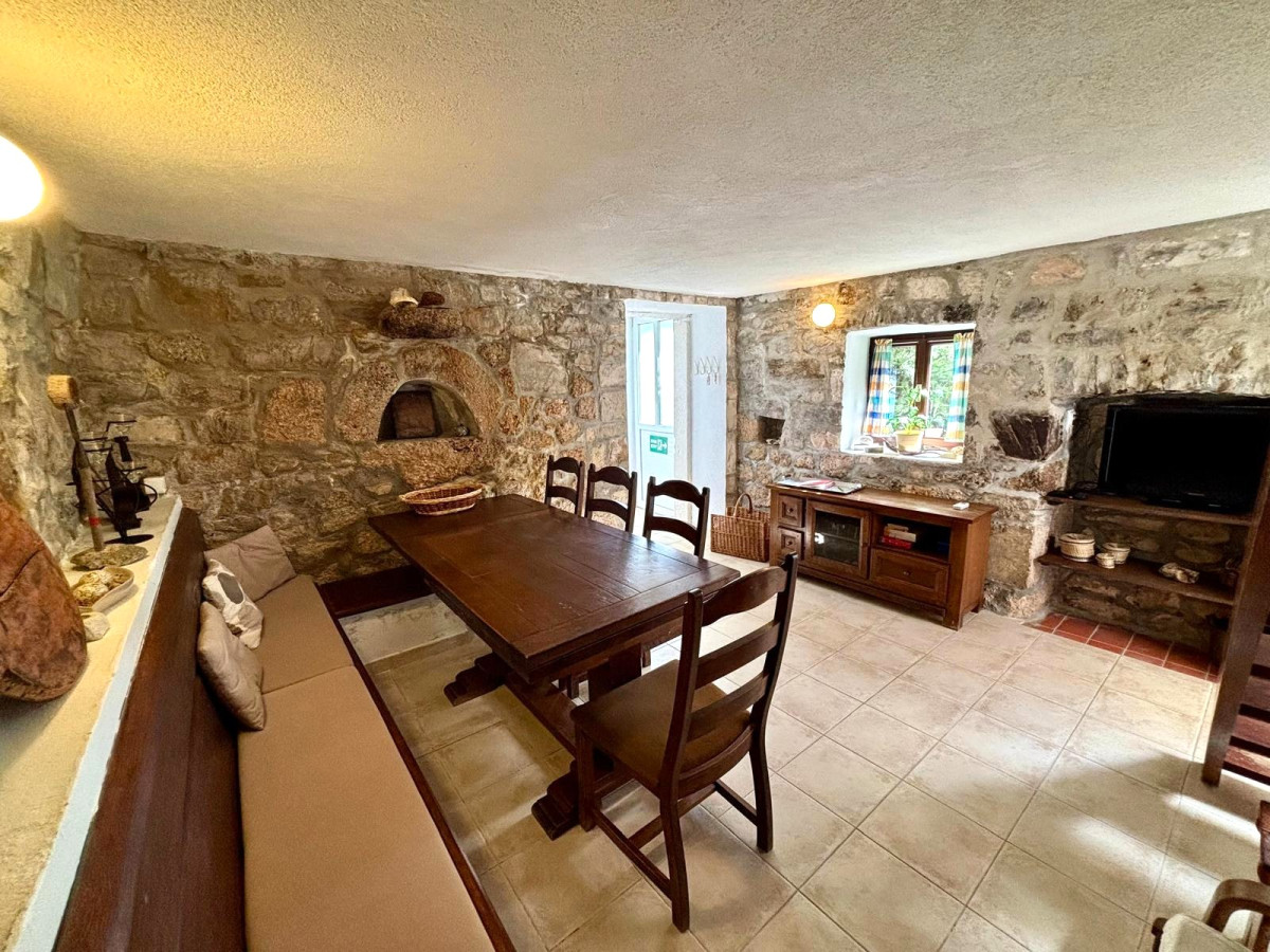 STONE HOUSE FIRST ROW BY THE SEA