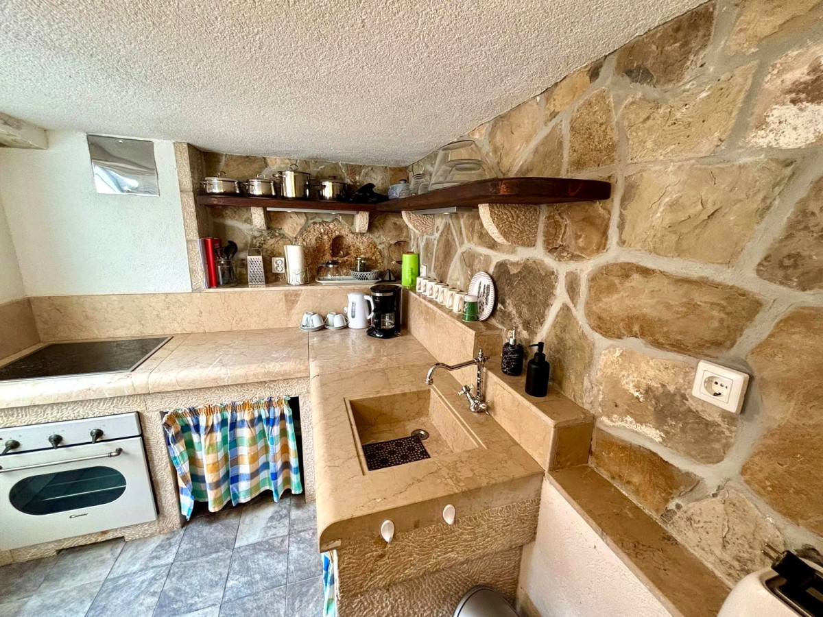 STONE HOUSE FIRST ROW BY THE SEA