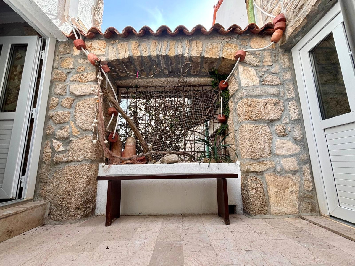 STONE HOUSE FIRST ROW BY THE SEA