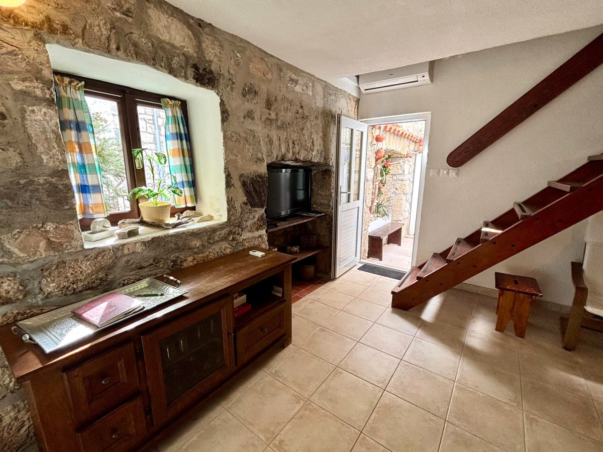 STONE HOUSE FIRST ROW BY THE SEA