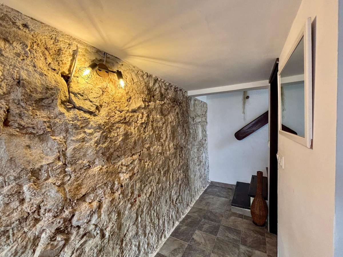 STONE HOUSE FIRST ROW BY THE SEA