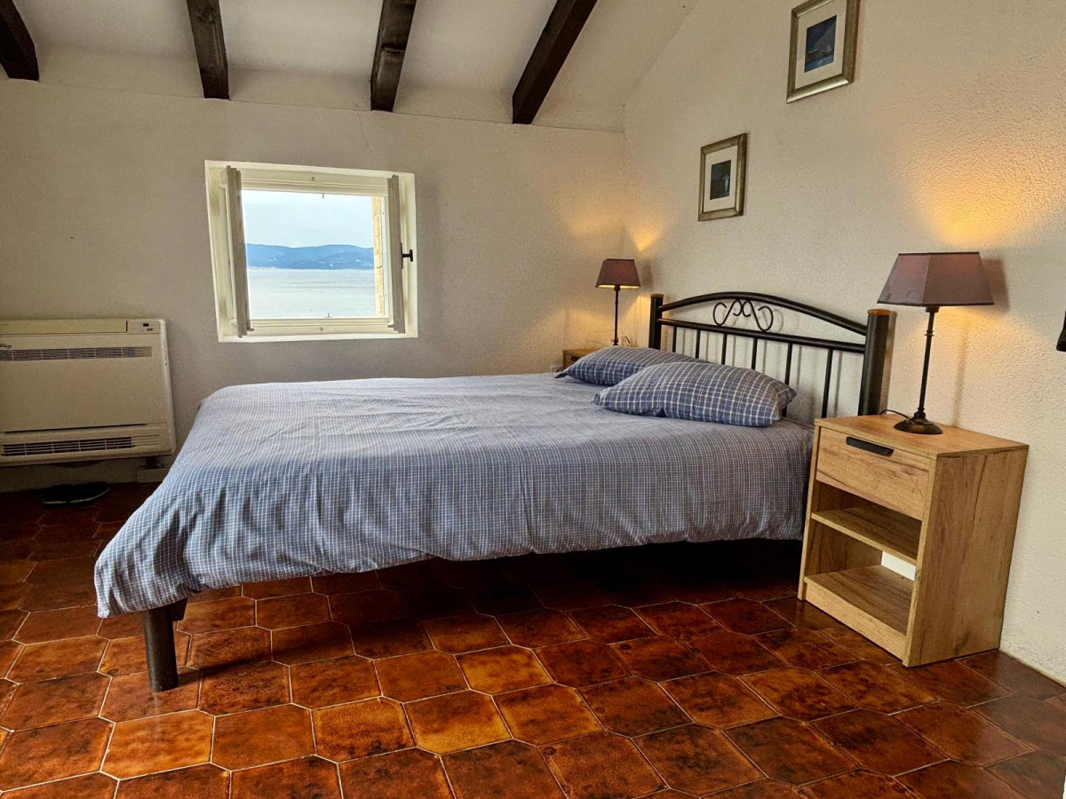 STONE HOUSE FIRST ROW BY THE SEA