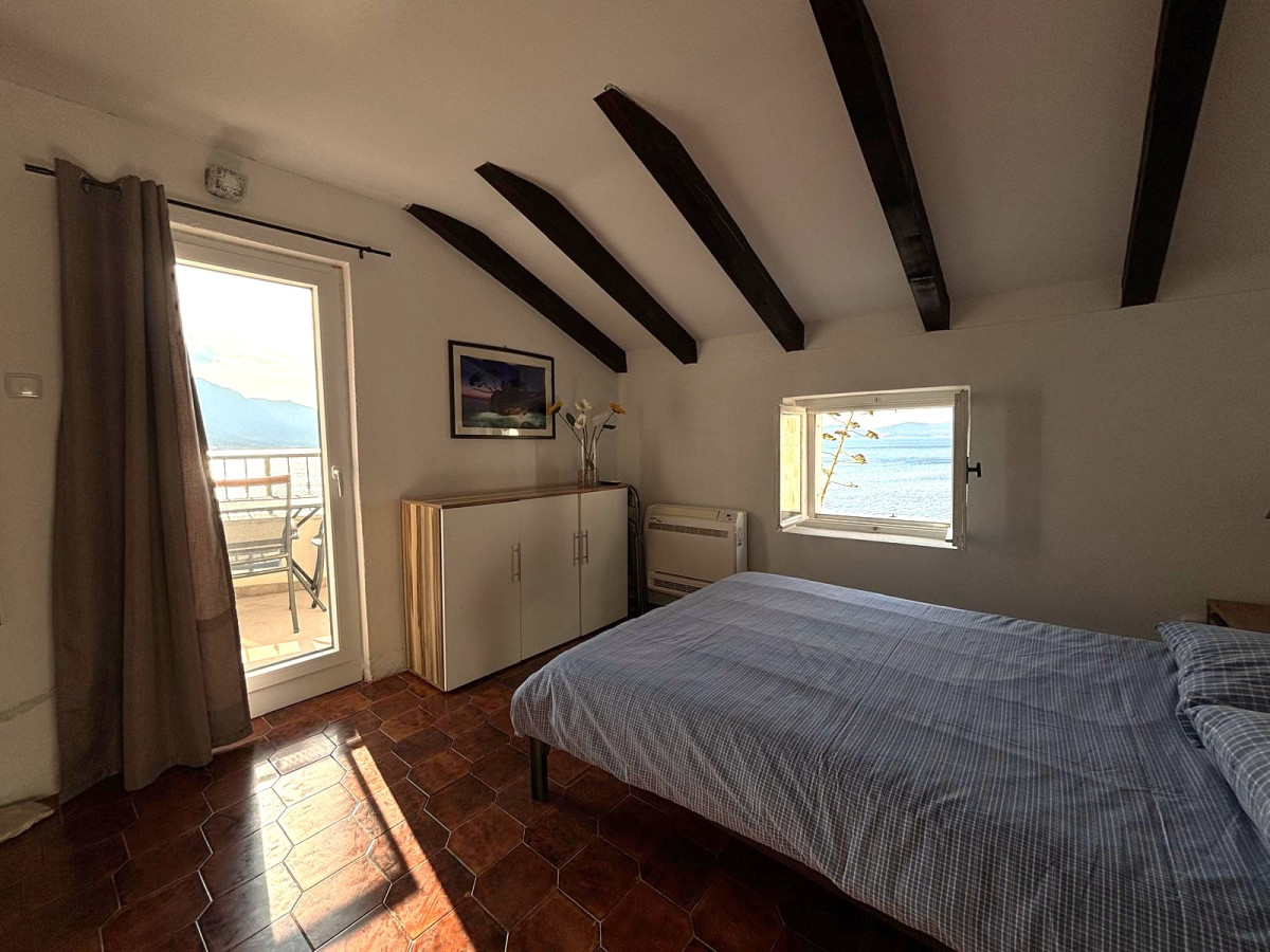 STONE HOUSE FIRST ROW BY THE SEA