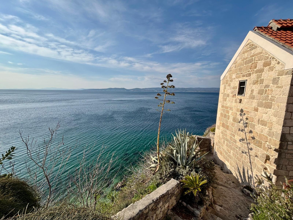 STONE HOUSE FIRST ROW BY THE SEA