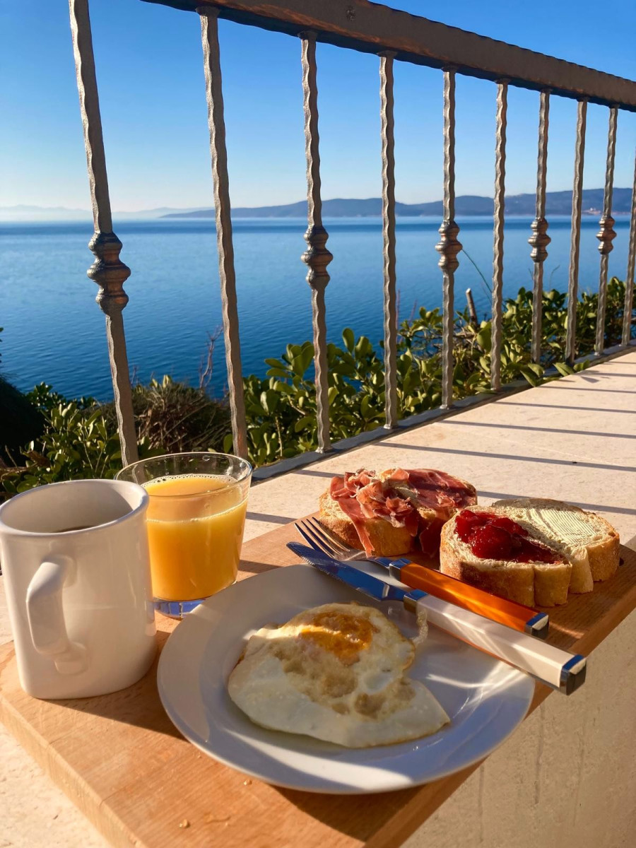 STONE HOUSE FIRST ROW BY THE SEA