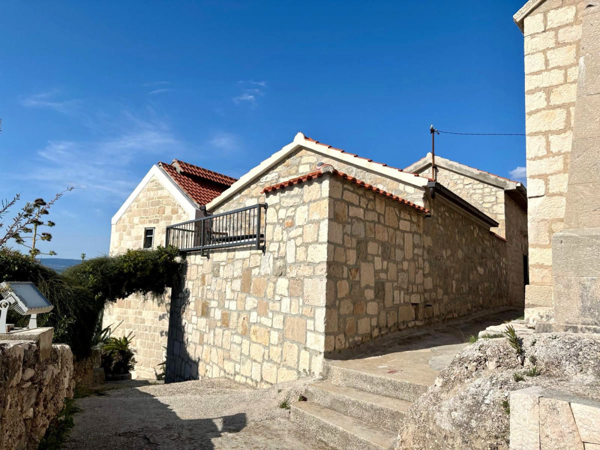 STONE HOUSE FIRST ROW BY THE SEA