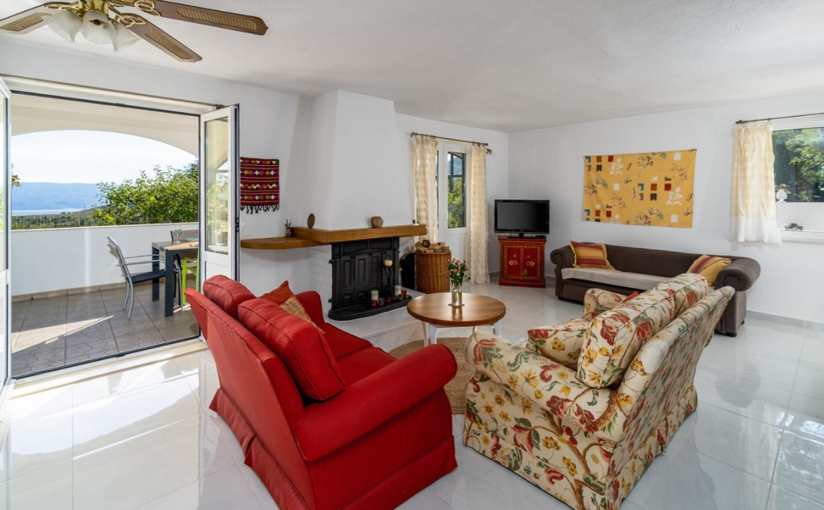 A CHARMING HOUSE FOR NATURE LOVERS