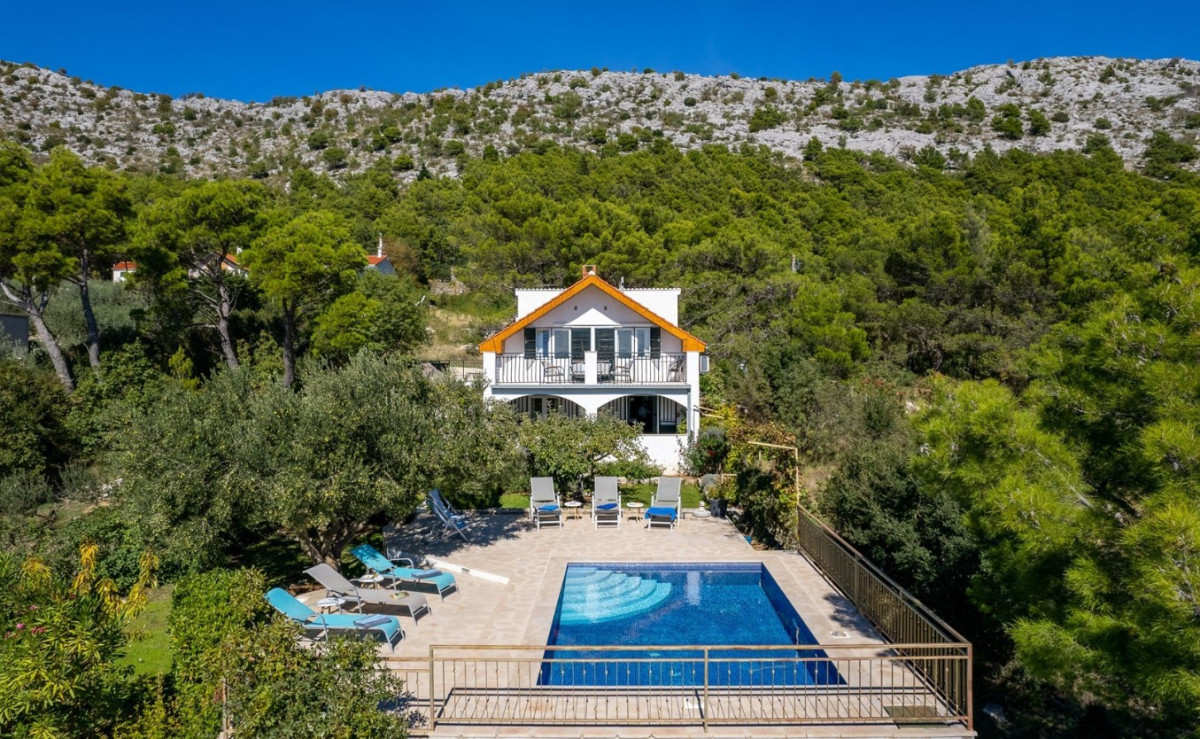 A CHARMING HOUSE FOR NATURE LOVERS