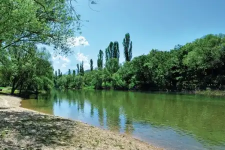 GRAĐEVINSKO ZEMLJIŠTE UZ RIJEKU S PRAVOMOĆNOM DOZVOLOM
