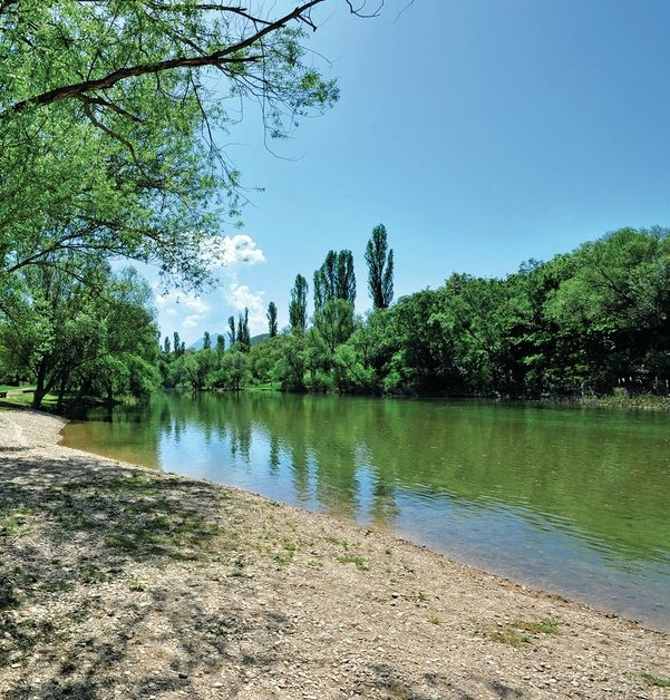 GRAĐEVINSKO ZEMLJIŠTE UZ RIJEKU S PRAVOMOĆNOM DOZVOLOM