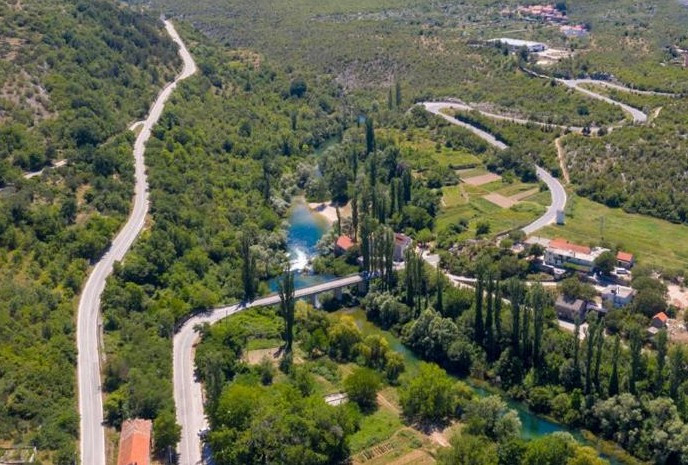 GRAĐEVINSKO ZEMLJIŠTE UZ RIJEKU S PRAVOMOĆNOM DOZVOLOM