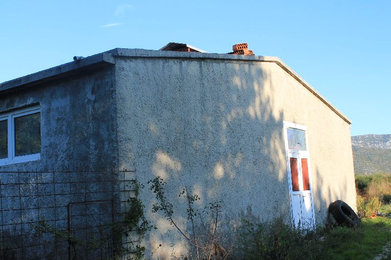 BAUPARZELLE MIT 2 ROHBAU BAUTEN