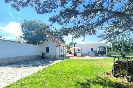 IDILIČNO IMANJE NA PARCELI OD  1568m2 - SAMO 40 MIN VOŽNJE OD SPLITA