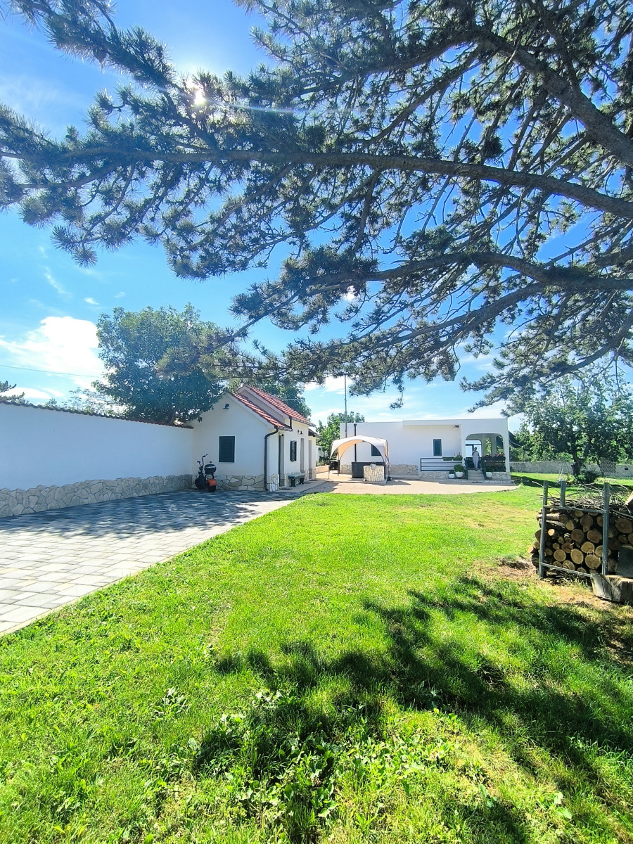 IDYLLISCHES ANWESEN AUF 1568m2 GRUNDSTÜCK -NUR 40 AUTOMIN VON SPLIT