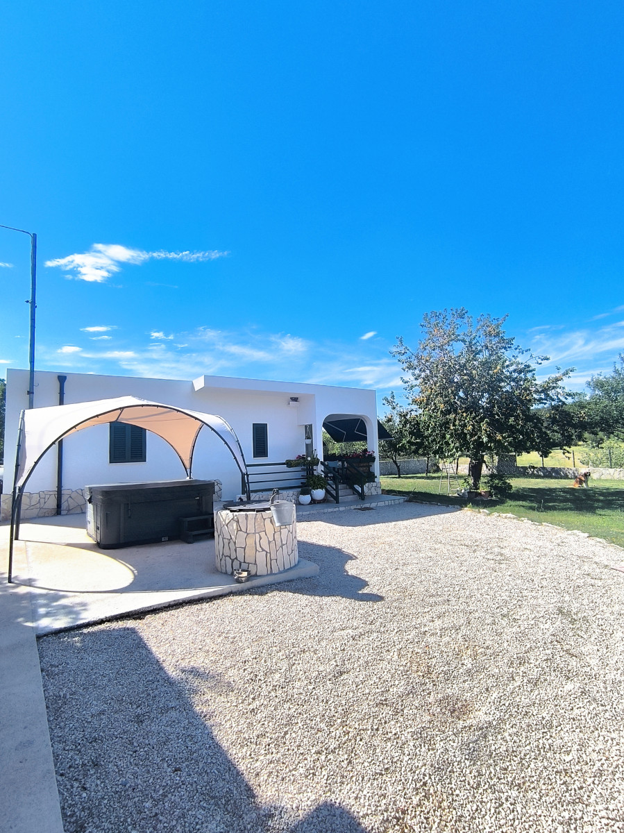 IDYLLISCHES ANWESEN AUF 1568m2 GRUNDSTÜCK -NUR 40 AUTOMIN VON SPLIT