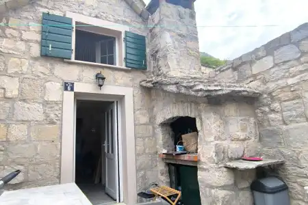 ŠARMANTNA RENOVIRANA KAMENA KUĆICA U STAROM SELU DUĆE