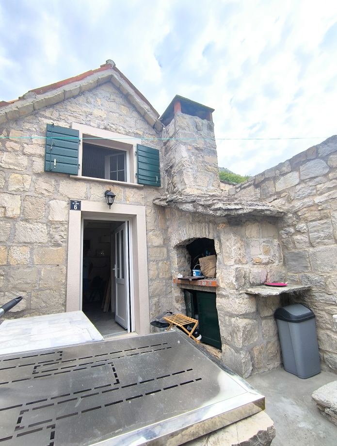 CHARMING RENOVATED STONE HOUSE IN THE OLD VILLAGE OF DUĆE, OMIŠ