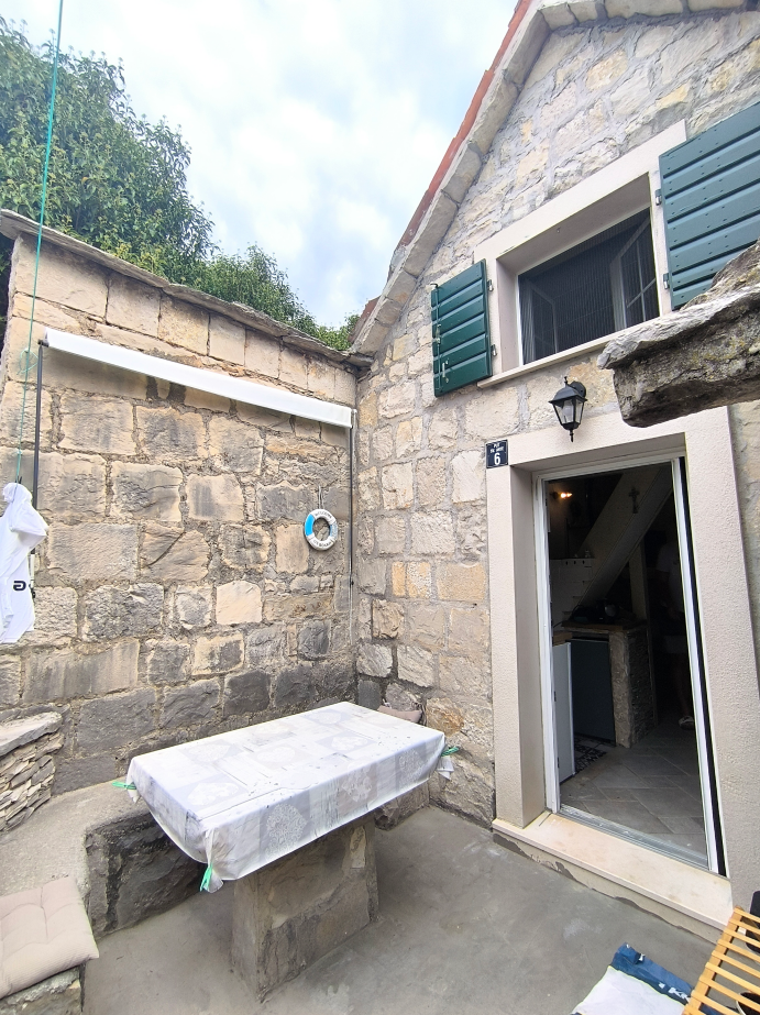 CHARMING RENOVATED STONE HOUSE IN THE OLD VILLAGE OF DUĆE, OMIŠ