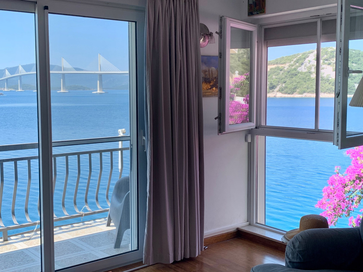 EKSKLUZIVNA KUĆA PRVI RED DO MORA  3 ETAŽE, VEZ ZA BROD I POGLED NA PELJEŠKI MOST