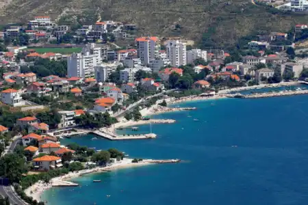 ATRAKTIVAN DVOSOBAN STAN S POGLEDOM NA MORE , DUGI TRAT
