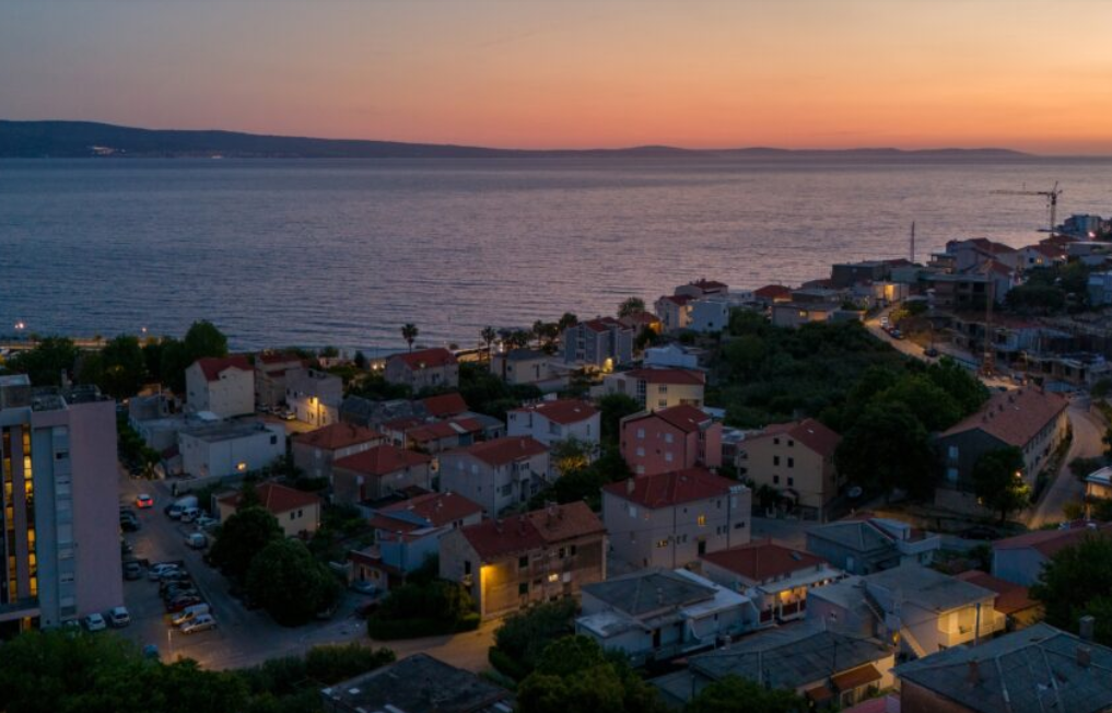 DVOSOBAN STAN 70 m² S POGLEDOM NA MORE -DUGI RAT