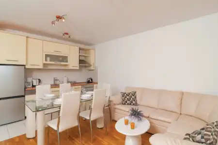 WOHNUNG ZUR LANGZEITMIETE – OMIŠ