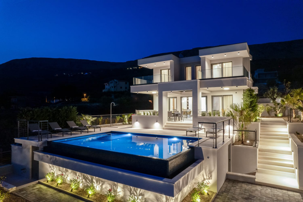 MODERNE LUXUSVILLA MIT MEERBLICK